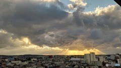 西の空に陽が沈む