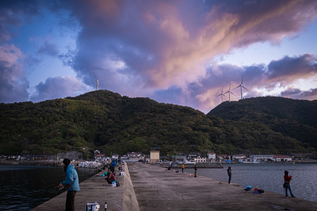 朝と釣り人。