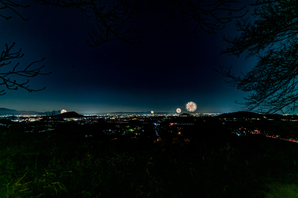 見上げてごらん！夜の空を！