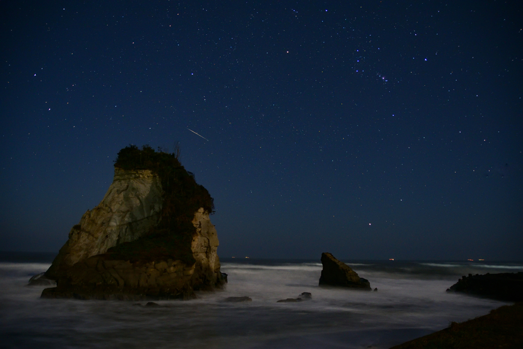 夫婦岩と流れ星