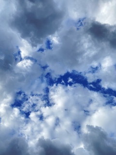 雲の切れ間から見える青空が一番好き。