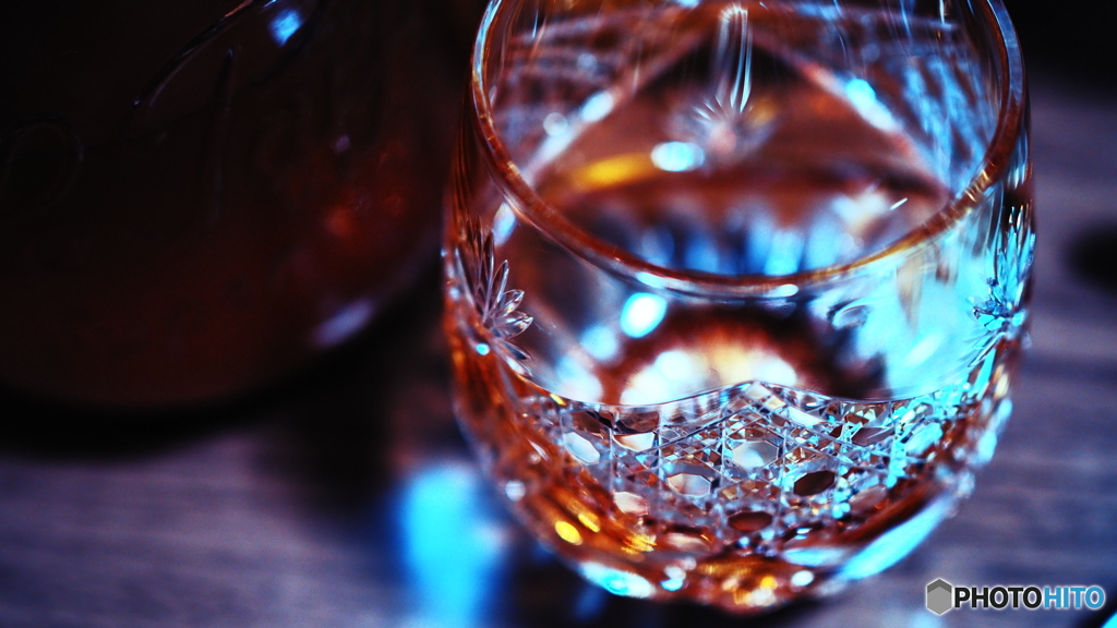 自家製のレモン酒をお気に入りの切子のグラスで