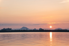 対岸の朝日