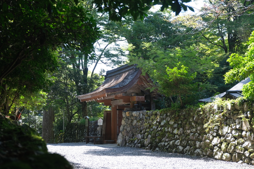 緑の中の政所表門