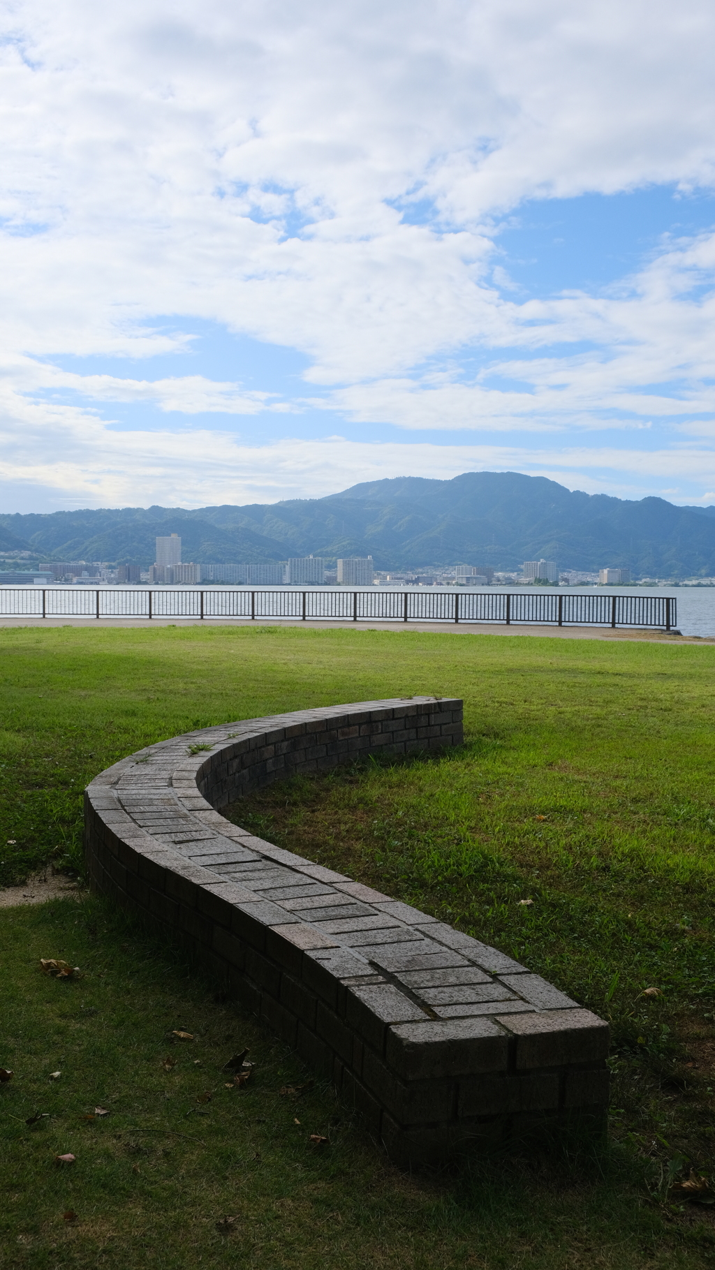 湖岸のベンチ