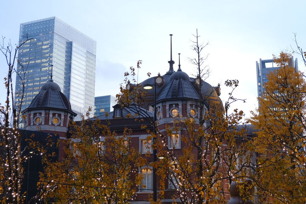 駅舎屋根の彩り