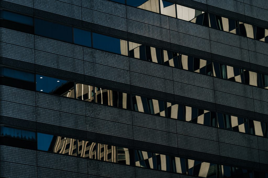 隣のビルに失礼