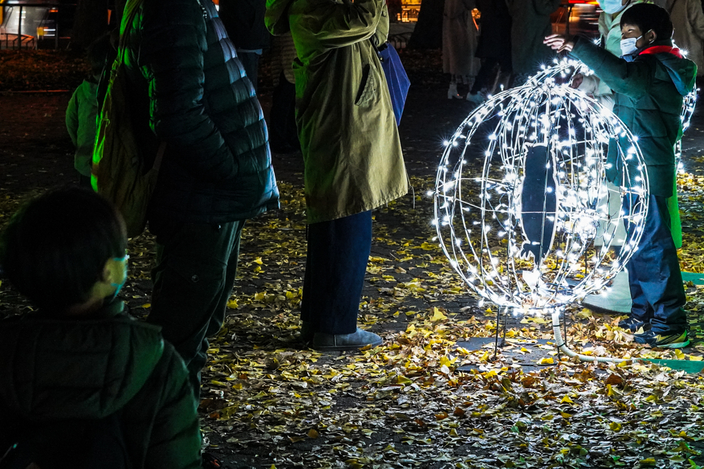 少年と白い球体