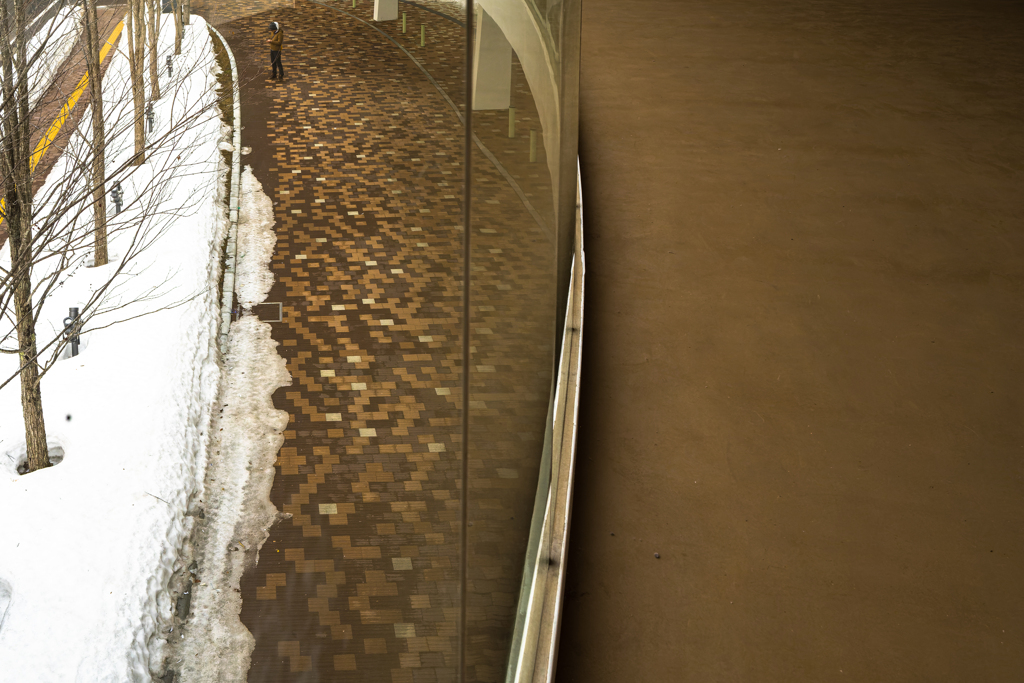 回廊の下を歩く