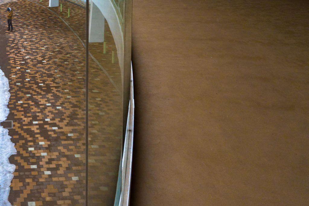 回廊の下に佇む人