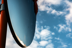 河畔のカーブミラー２