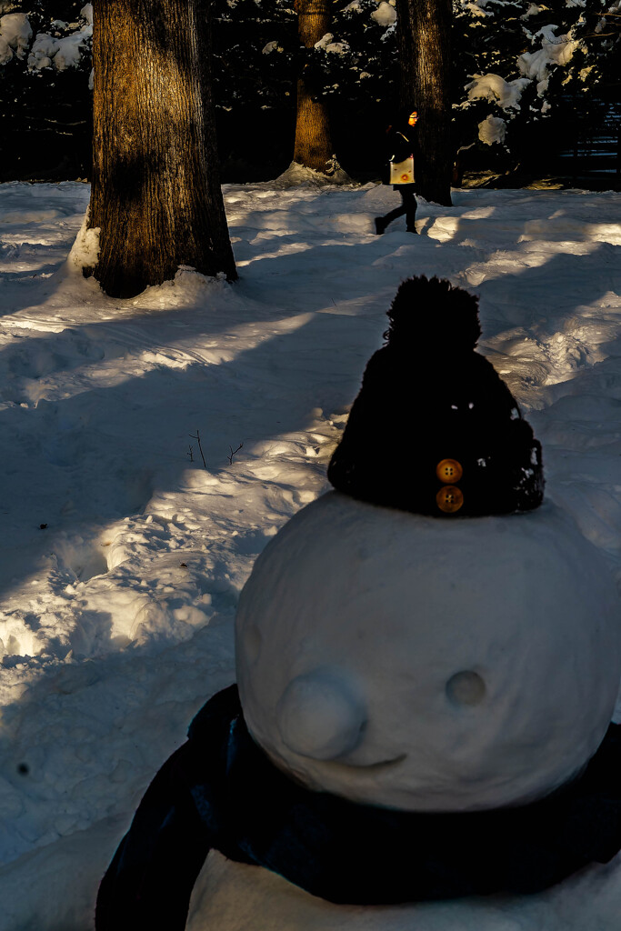 ベンチの人と通行人