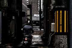 路地を通る