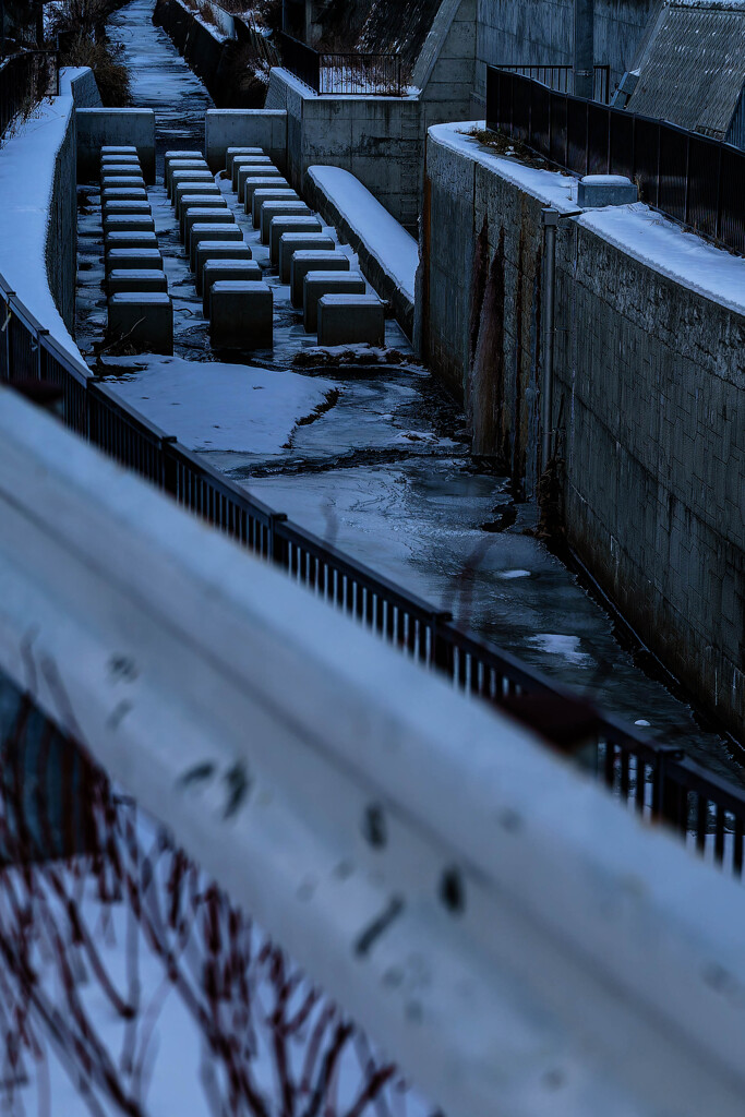 望月寒川の分水堰