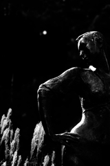 少女像とススキ