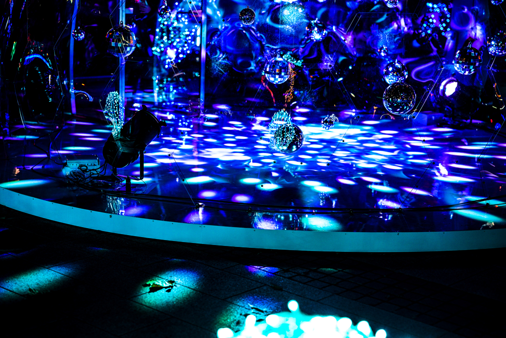 ドーム内のミラーボール