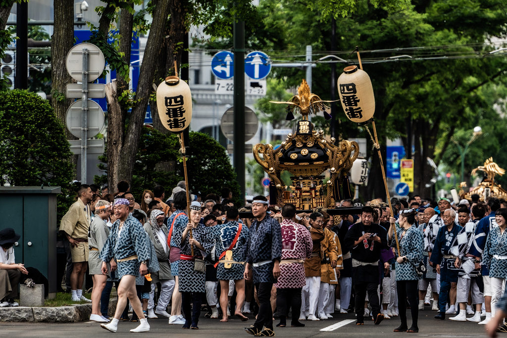 街中のお神輿