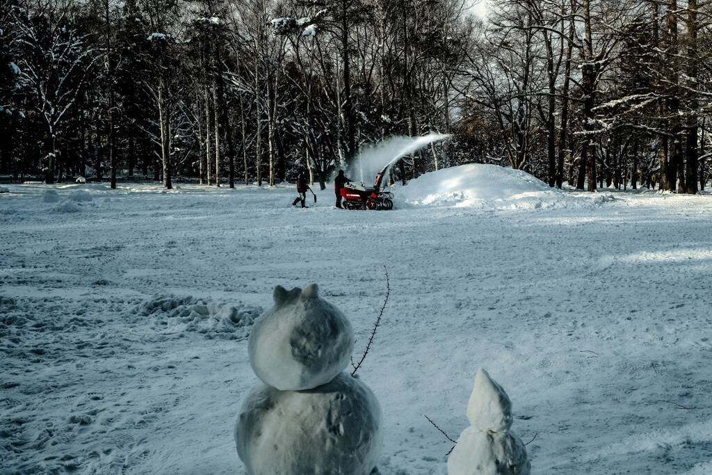 除雪を眺める二人