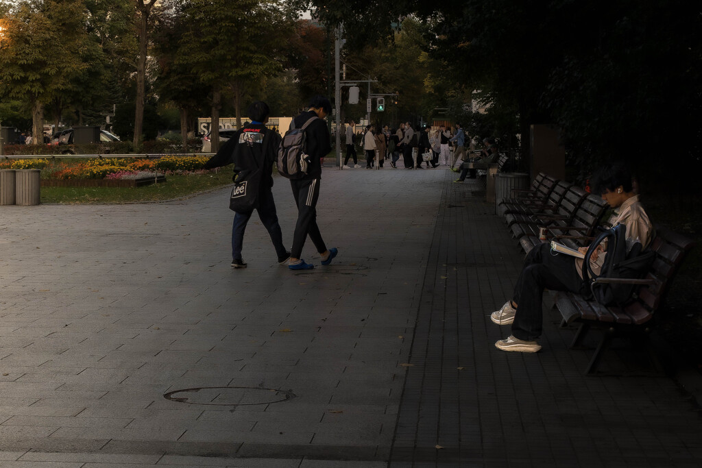 二人と読書する人