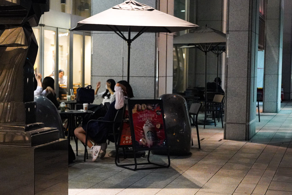 午後８時、駅のカフェテラス