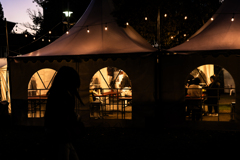 イベント会場の裏を通って