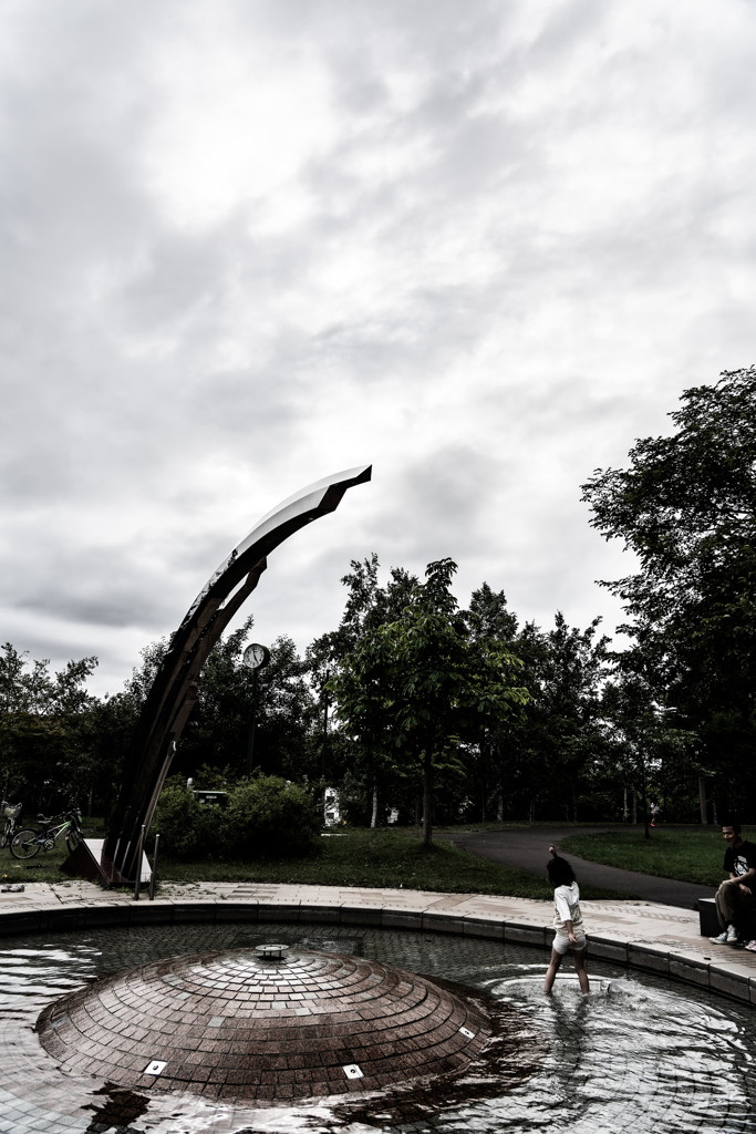 女の子が水遊びしていた