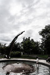 女の子が水遊びしていた