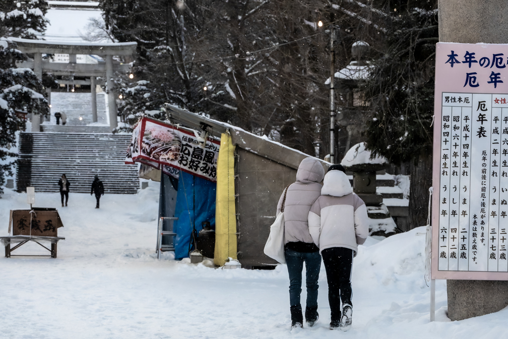 雪がちらつく初詣