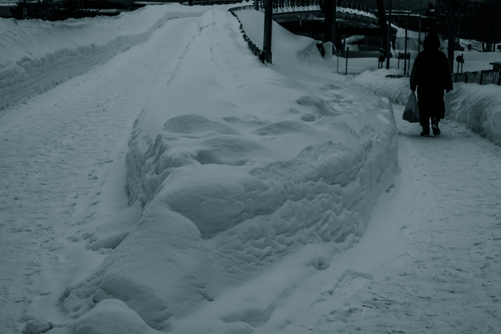 彼は降りて行く