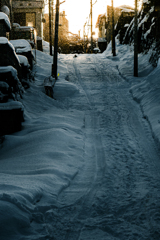 雪かきする女性