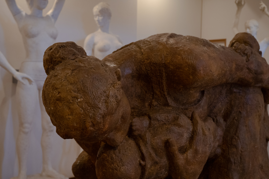 本郷新　作　『嵐の中の母子像』（部分）