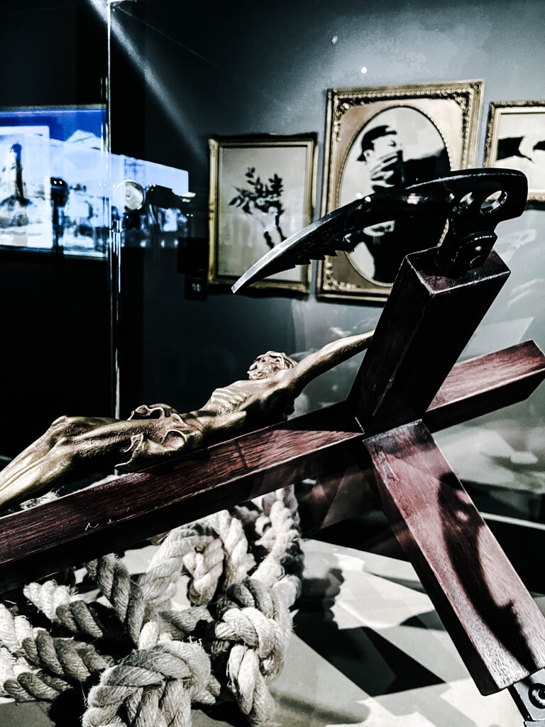 花束（火炎瓶）を投げる