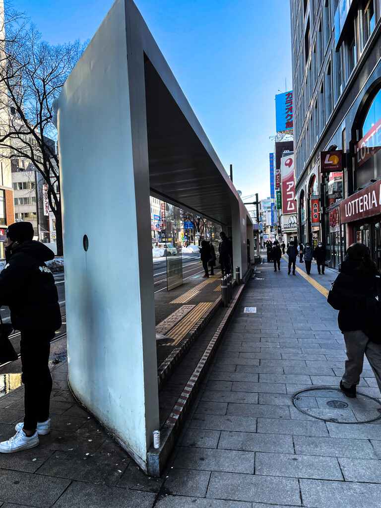 市電を待っています