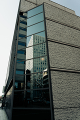 目立つ服装をしてください