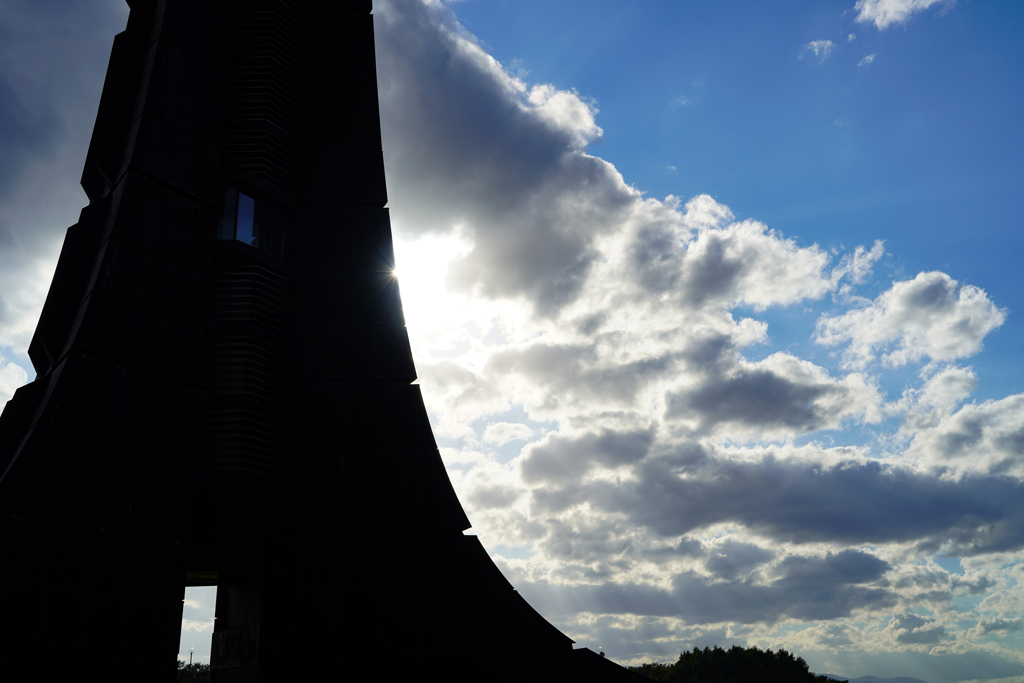 記念塔の影に入ると