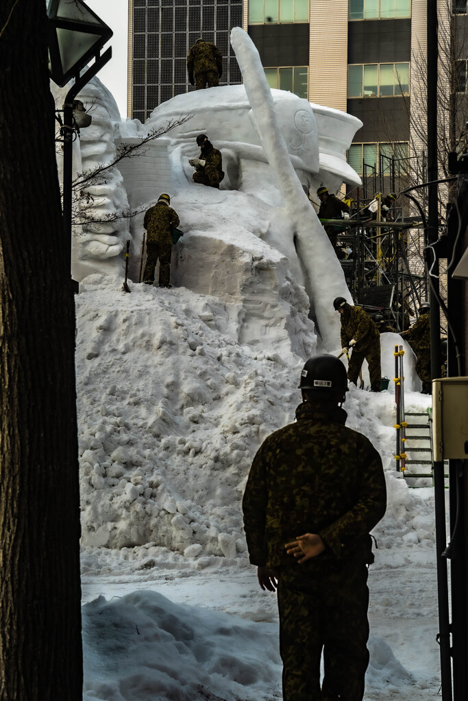 自衛隊雪像を作る