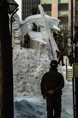 自衛隊雪像を作る