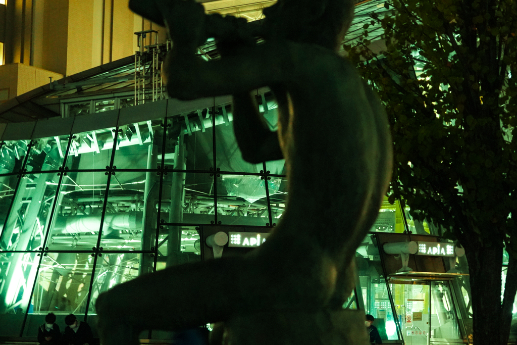 駅前で笛吹く男