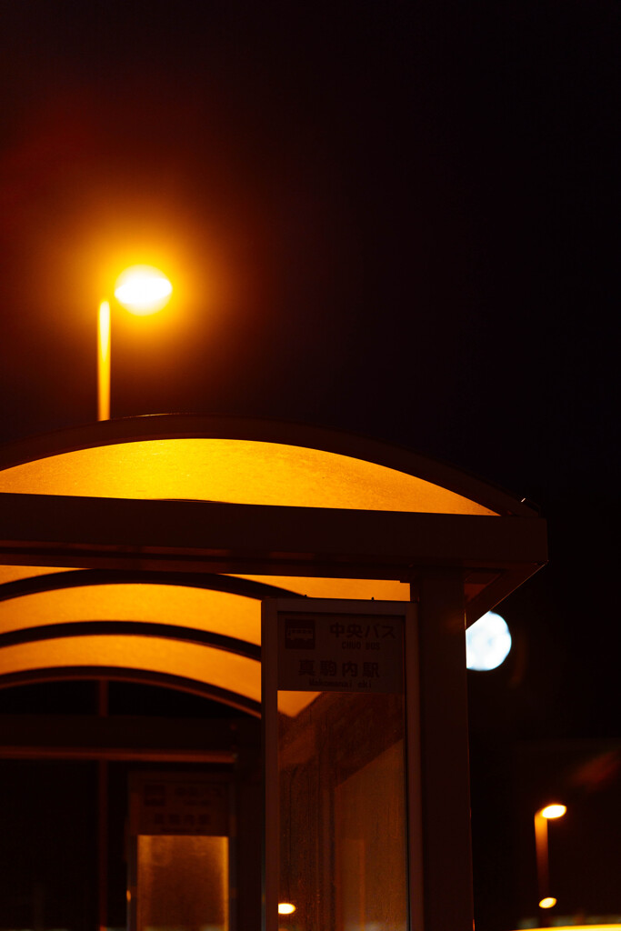 夜のバス停で