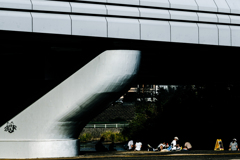 橋の下でキャンプ気分