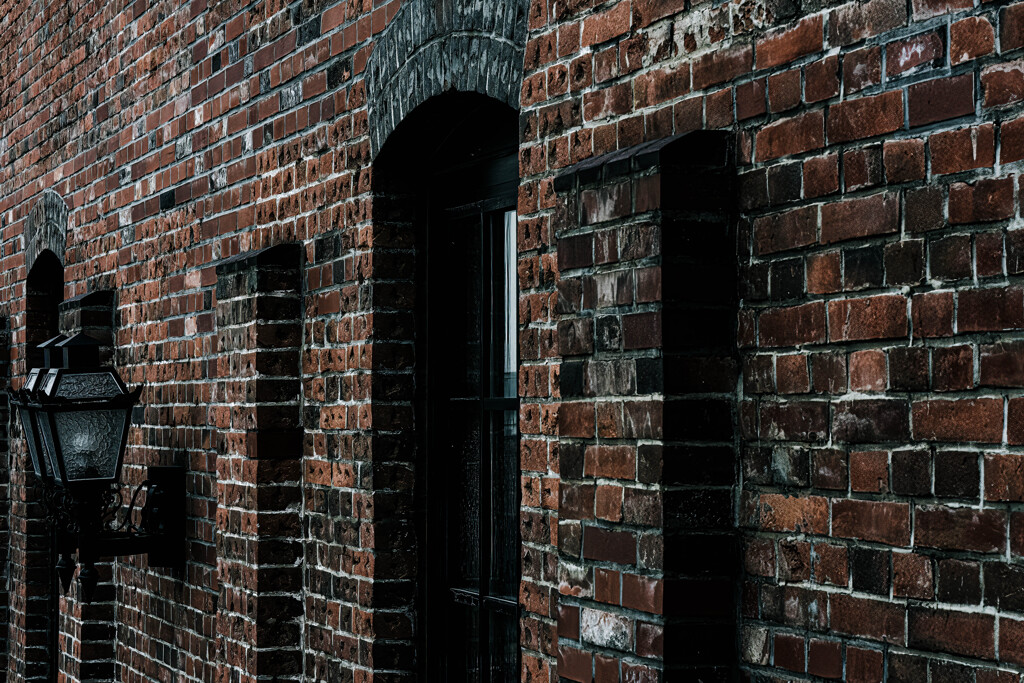 レンガの壁とランプ