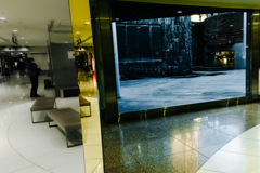 ミラーに映る中庭