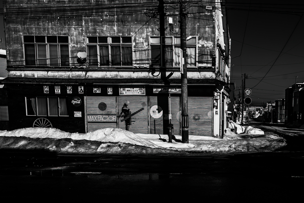 空があまりに青い