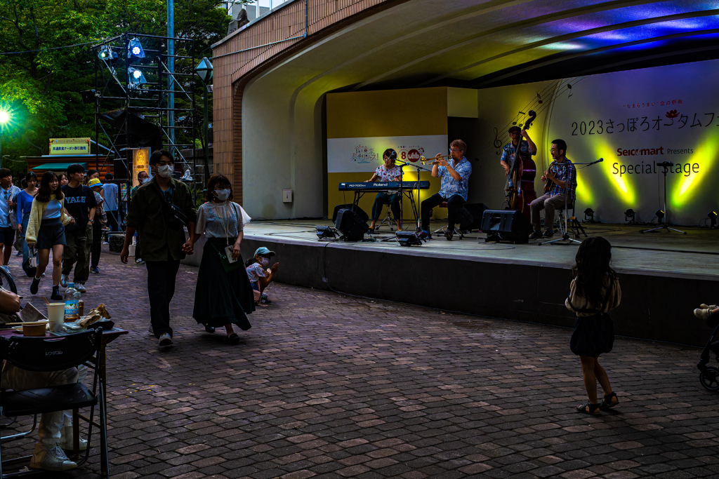 青信号で騒がしく