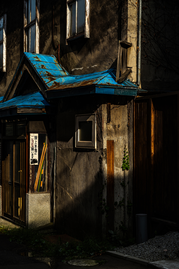 落雪の注意書きのある家