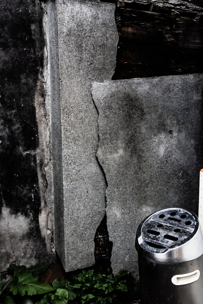 となりの建物は使われていないようだ