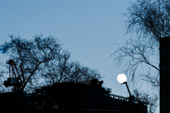 月とクレーン