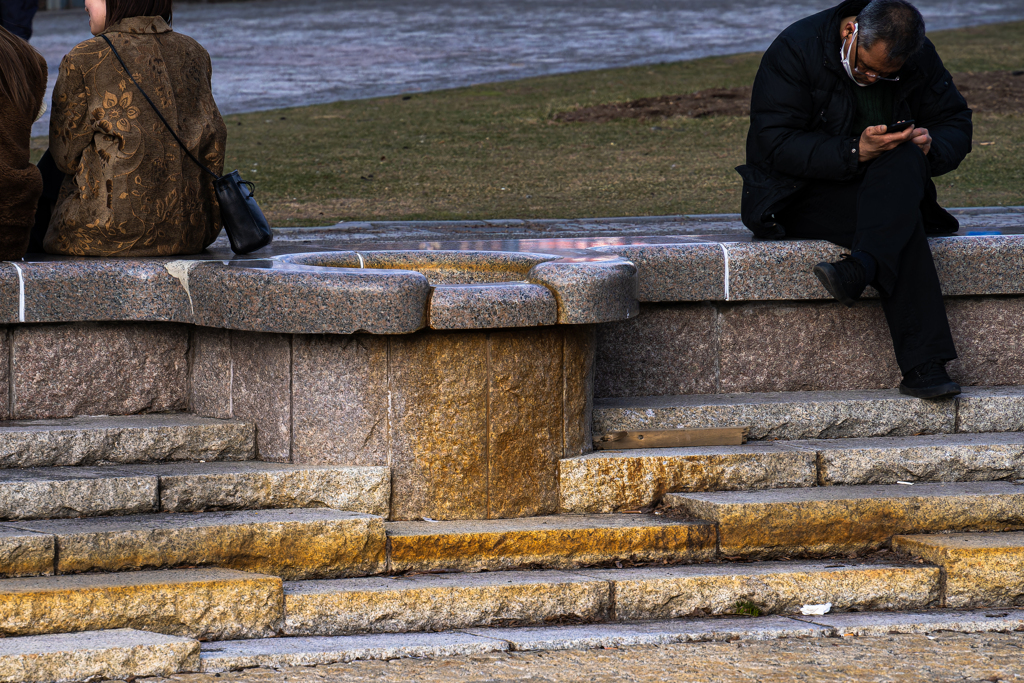 たむろする人々２