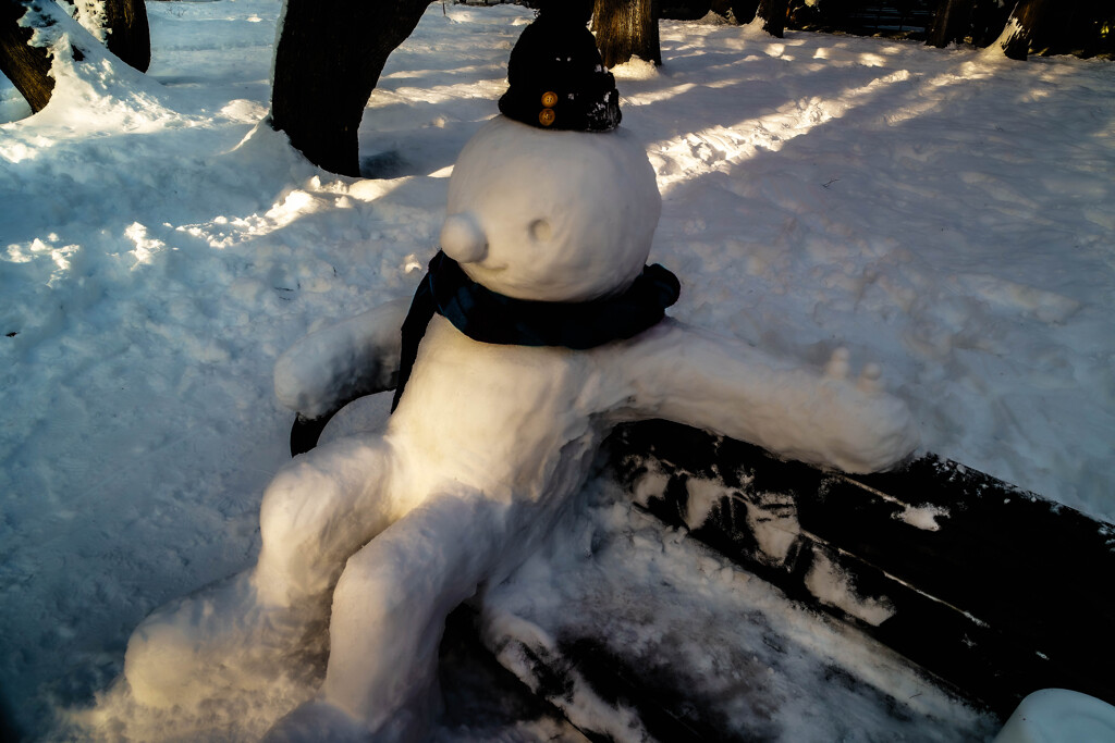 ベンチでくつろぐ