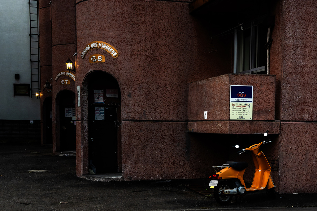 アパートとバイク